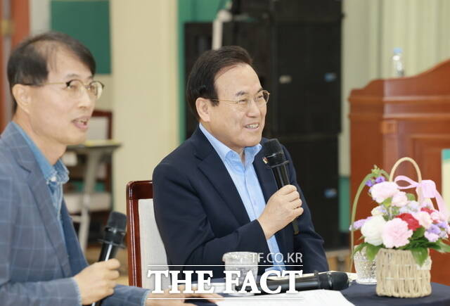 서거석 전북교육감(사진 오른쪽). /전북도교육청