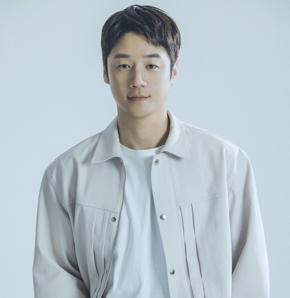 배우 정준원이 tvN 토일드라마 언젠가는 슬기로울 전공의생활을 통해 일약 스타덤에 오른 가운데 자신을 캐스팅한 모든 스태프들에게 감사한 마음을 전하면서도 이는 잠시간의 인기뿐이라고 밝혔다. /에일리언컴퍼니