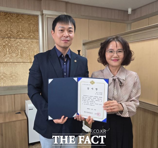 유영일 경기도의원이 19일 안양시 귀인중학교 관계로부터 감사장을 받고 기념 촬영을 하고 있다./경기도의회