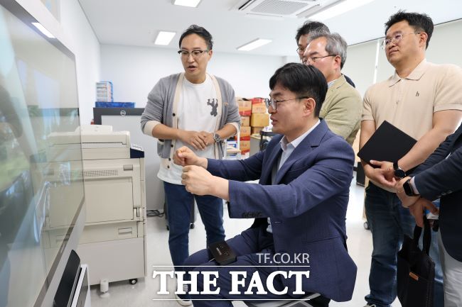 김현곤 경기도경제과학진흥원 원장이 19일 고양시 경기창업혁신공간에서 현장 중심 릴레이 간부회의를 마치고, 한 혁신 기업의 제품을 시연하고 있다./경과원