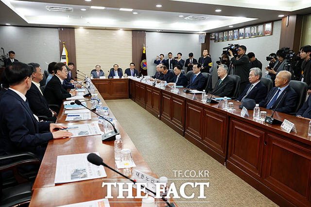 대한노인중앙회를 방문한 이재명 대선 후보.