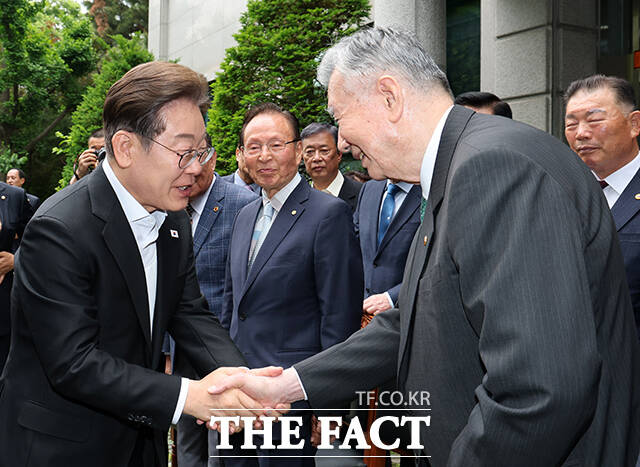 이중근 대한노인회 회장과 인사하는 이재명 후보.