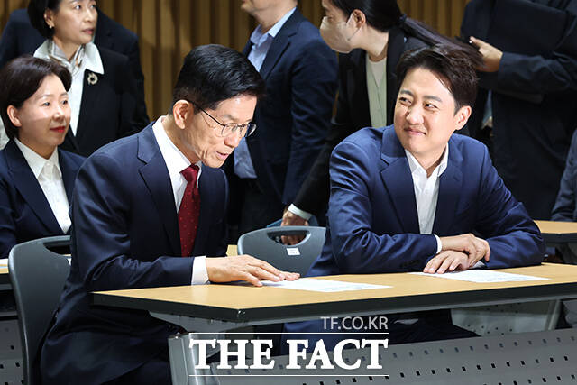 경실련은 이준석 개혁신당 대선 후보의 공약을 두고 제3정당의 후보로 새로운 대안이라는 기대를 받고 있지만 복지나 장애인, 여성 등 사회개혁 이슈에 역행적인 반응을 보이고 있다고 지적했다. 사진은 19일 김 후보와 이 후보가 서울시청에서 열린 약자와 동행하는 서울 토론회에 참석한 모습. /임영무 기자(현장풀)