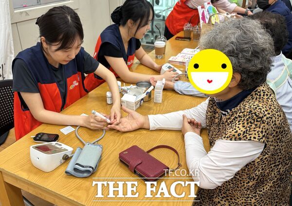 대덕구노인종합복지관이 16일 대덕구남부건강생활지원센터 심뇌혈관질환 예방관리사업과 연계해 심뇌혈관질환 예방관리 교육을 펼쳤다. 사진은 참여 어르신들이 혈당을 체크하고 있는 모습/대덕구노인종합복지관