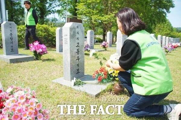 사단법인 호국보훈기념사업회 50여 명의 회원들이 18일 국립대전현충원에서 고(故) 고동우 선생님의 숭고한 희생정신을 기리는 참배 행사를 열었다. 한 회원이 의사자의 묘소에 헌화를 하고 있다./호국보훈기념사업회