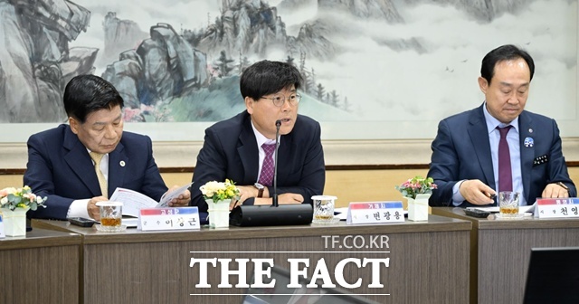 변광용(가운데)거제시장이 19일 경남도청 도정회의실에서 열린 저신용자 긴급 소액 생계비 대출 지원을 위한 경남동행론 업무협약에서 발언하고 있다./거제시