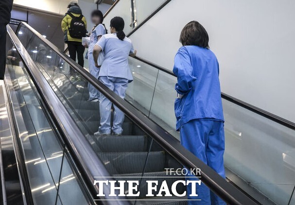 대한간호협회(간협)는 19일 긴급기자회견을 열고 정부가 추진 중인 간호사 진료지원업무 수행에 관한 규칙안에 대해 강한 우려를 표했다. 사진은 서울의 한 대학병원에서 간호사들이 이동하는 모습. / 뉴시스