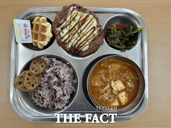 지난 4월 29일 제공된 동명중학교 급식의 모습. 흑미밥, 참치김치찌개, 열무김치, 대파치즈불고기, 연근조림, 와플 /정예준 기자