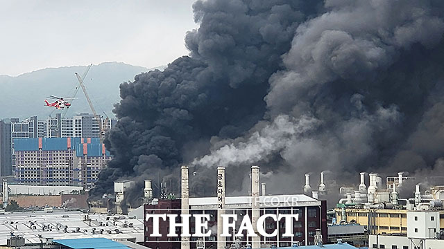 지난 17일 오전 7시11분께 광주 광산구 소촌동 금호타이어 광주공장에서 불이 나 신고를 받고 출동한 소방 당국이 불을 끄고 있다. /독자 제공