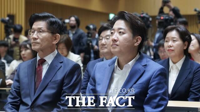 남은 대선 기간 김 후보와 당이 얼만큼의 중도 확장 가능성과 화합된 모습을 보이느냐에 빅텐트 성공 여부가 달려있다는 분석이 나온다. 사진은 김 후보(왼쪽)와 이준석 개혁신당 후보가 19일 오전 서울시청에서 열린 약자와 동행하는 서울 토론회에 참석해 발표를 듣고 있는 모습. /개혁신당