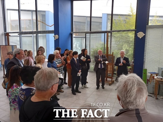 이성자 화백의 아틀리에 은하수’에서 ‘주목할 만한 현대건축물’지정 기념 현판식 행사 모습/진주시