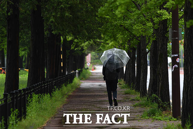 20일 전국 대부분 지역에 낮 기온이 25도 이상으로 오르는 곳이 많겠다. 전날 밤부터 이날 새벽 사이 중부지방을 중심으로 가끔 비가 내리는 곳이 있겠다. /서예원 기자