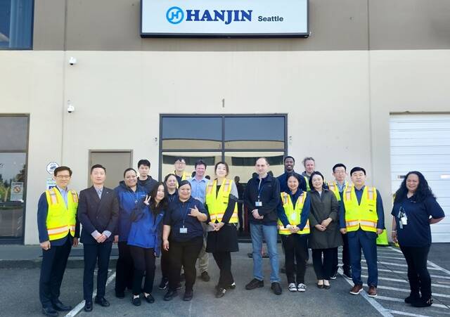 조현민 한진 사장, 노삼석 한진 대표이사 등 한진 경영진이 미국과 멕시코를 방문해 북미 지역 현장을 점검했다. 사진은 한진 미주지점 시애틀센터에 조현민 사장(오른쪽 앞줄 여섯번째)과 노삼석 대표이사(오른쪽 앞줄 두번째)가 현장 직원들과 기념촬영을 하고 있는 모습. /한진