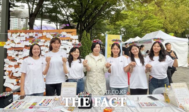 신계용 시장(가운데)이 지난해 과천청년축제기획단이 주도한 청년축제를 즐기고 있다./과천시