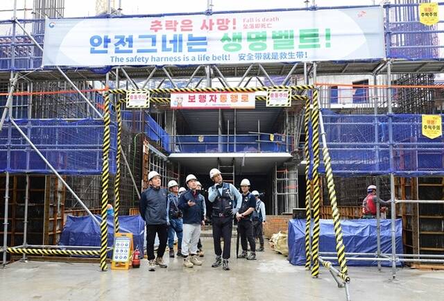 임재욱 SK에코플랜트 CSO(왼쪽 세번째)가 지난 16일 경기도 광명에 위치한 광명자이힐스테이트SK뷰(VIEW) 신축공사 현장을 방문해 작업장 안전관리 실태와 예방활동 이행상태를 점검하고 있다. /SK에코플랜트