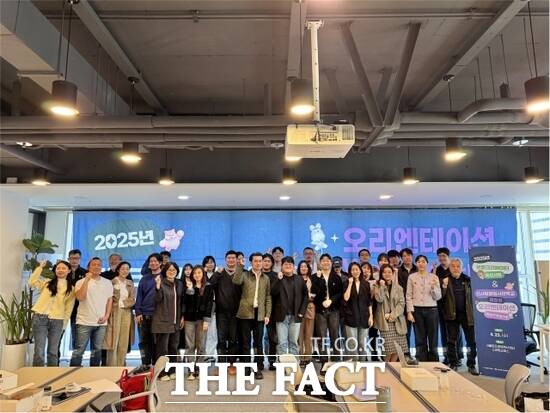 연천군에서 처음으로 전통주 제조업체 농업회사법인 연천양조가 중소벤처기업부 주관 2025년 로컬크리에이터 육성사업에 최종 선정된 가운데 선정 팀들이 기념 촬영을 하고 있다./연천군