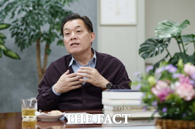 이재준 수원시장이 지난 14일 공직자 대상 독서 모임 ‘독수공방’에 참여해 자신의 생각을 나누고 있다./수원시