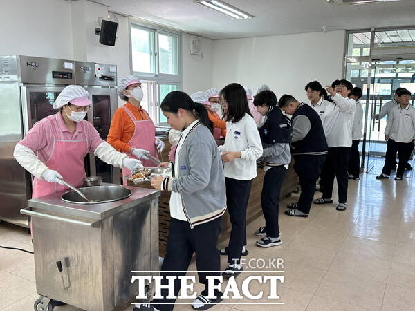 동명중학교 학생들이 급식을 배식받고 있는 모습 /정예준 기자
