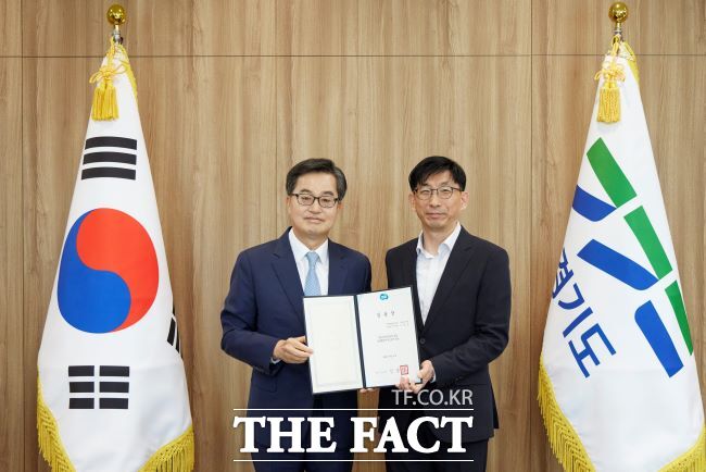 19일 김동연(사진 왼쪽) 경기도지사가 김일곤 신임 산림환경연구소장에게 임용장을 전달한 뒤 기념촬영을 하고 있다./경기도