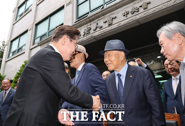 대한노인회 회장단과 인사하는 이재명 대선 후보.