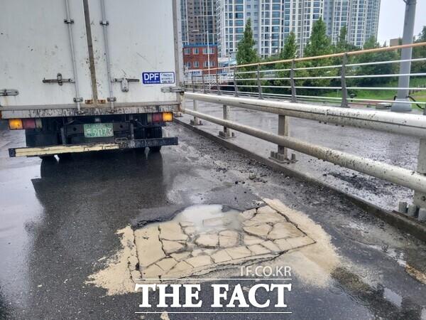 대전시가 특정 도로에 대해 지속적으로 발생하는 민원사항을 확인하고 해당 시설물에 대한 재포장 및 탄성포장 등 근본적인 정비 대책을 추진한다./대전시