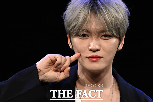 가수 김재중이 19일 오후 서울 마포구 상암동 MBC 골든마우스홀에서 열린 Beauty in Chaos(뷰티 인 카오스) 발매 기념 기자간담회에서 포즈를 취하고 있다. /남용희 기자