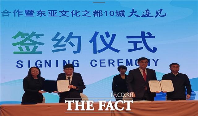 인천시가 18일(현지시간) 중국 대련시에서 열린 제34회 아카시아 관람 축제에서 대련시와 크루즈 산업 발전을 위한 전략적 업무협약(MOU)을 체결했다./인천시
