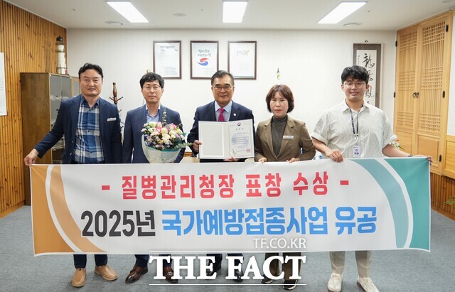 서천군보건소가 질병관리청 주최로 열린 2025년 세계예방접종 주간 기념 국제 심포지엄에서 국가예방접종사업 우수기관으로 선정돼 질병관리청장 표장을 수상했다. /서천군