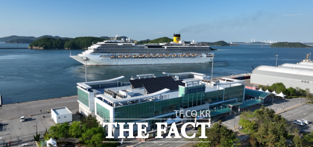 지난해 5월 8일 국제 크루즈선의 서산 대산항 첫 출항을 위해 대산항에 입항한 코스타세레나호가 대산항 출입국관리사무소 앞 바다에 정박중인 모습 /서산시