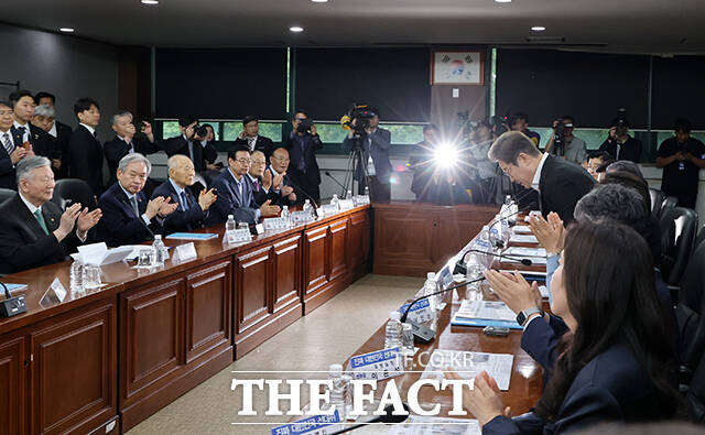 인사하는 이재명 대선 후보.