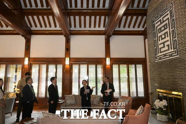 서울 중구(구청장 김길성)는 정동야행 축제 11주년을 맞아 주한 미국대사관저인 하비브 하우스의 내부를 온라인 콘텐츠로 선보인다. 사진은 미 대사관저를 둘러보는 김길성 구청장./중구