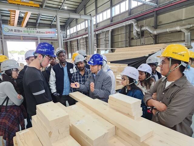 GS건설에 따르면 지난 16일 서울시립대학교 도시과학대학원 도시개발·스마트 인프라 정책 석사과정에 참여 중인 동남아시아·아프리카 등 해외 15개국 출신 공무원 22명이 충남 당진에 있는 자이가이스트(XiGEIST) 생산시설을 방문했다. /GS건설