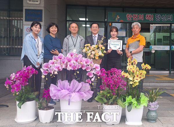 송선헌 신임 대전서구문화원장이 취임을 축하하기 위해 원장실로 보내진 동양난, 서양난 등 관엽식물 70여 개를 19일 둔산종합사회복지관, 지역 도서관, 경로당 등 복지시설에 기증했다./대전 서구문화원