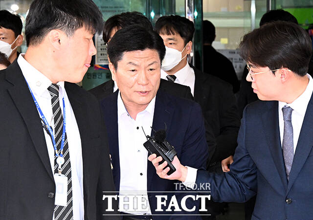 이태원 참사 부실 대응 혐의로 재판에 넘겨진 이임재 전 용산경찰서장 등 용산서 관계자들의 항소심 첫 결론이 오는 10월 나올 전망이다. 이 전 서장(가운데)이 지난해 9월 서울 마포구 서부지방법원에 1심 선고 재판을 마친 뒤 법원을 나서고 있다. /배정한 기자