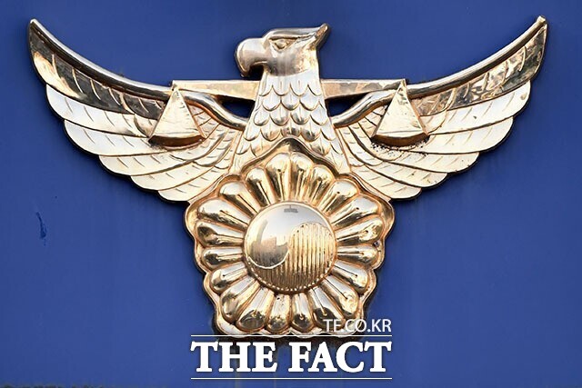 경기 시흥의 편의점과 체육공원 등에서 시민 2명이 잇달아 흉기 피습을 당하는 사건이 발생해 경찰이 수사에 나섰다. 경찰은 용의자를 추적하는 과정에서 신원미상의 시신 2구를 발견했다./더팩트DB