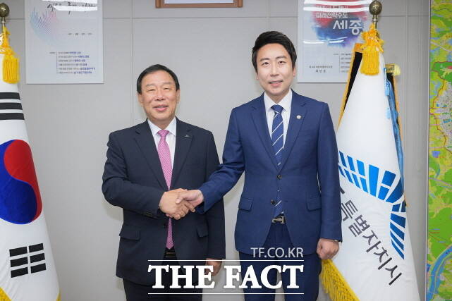 최민호 세종시장(왼쪽)과 임채성 세종시의회 의장이 19일 세종시장실에서 면담을 갖고 행정수도 완성에 한뜻을 모으기로 했다. /세종시