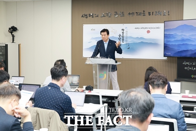 박범인 충남 금산군수는 19일 군청 브리핑룸에서 열린 기자회견에서 미국 테네시주 멤피스시에서 열린 멤피스 인 메이 축제에 방문해 금산세계인삼축제 세계화 도약에 한 단계 더 다가갔다고 밝히고 있다. /금산군