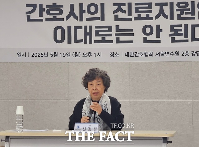 신경림 대한간호협회 회장은 19일 서울 중구 간협회관에서 긴급 기자회견을 열고 일본 등 선진 외국 사례처럼 간협이 교육기관 지정·관리와 자격기준 설정의 컨트롤타워가 되는 돼야 한다며 환자 안전과 간호사 권리 보장을 위한 기본 조건이라고 말했다. /조채원 기자