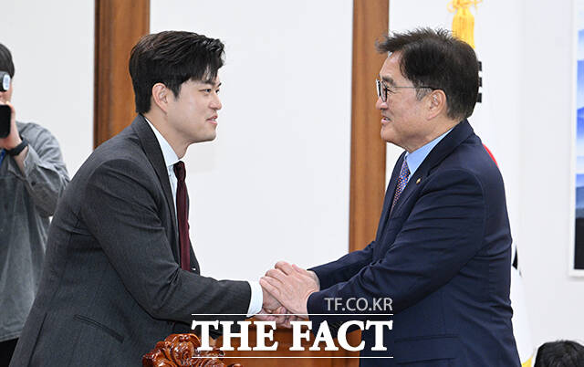우원식 국회의장(오른쪽)이 19일 오전 서울 여의도 국회에서 김용태 국민의힘 비상대책위원장과 악수를 하고 있다. /국회=박헌우 기자