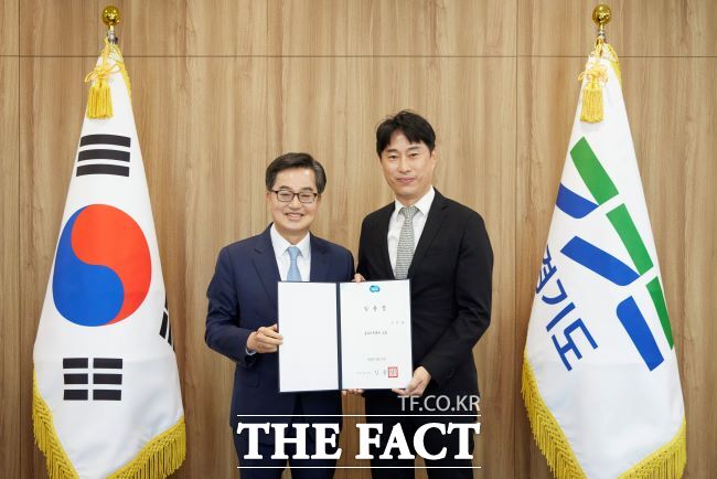 19일 김동연(사진 왼쪽) 경기도지사가 김원명 신임 홍보기획관에게 임용장을 전달한 뒤 기념촬영을 하고 있다./경기도