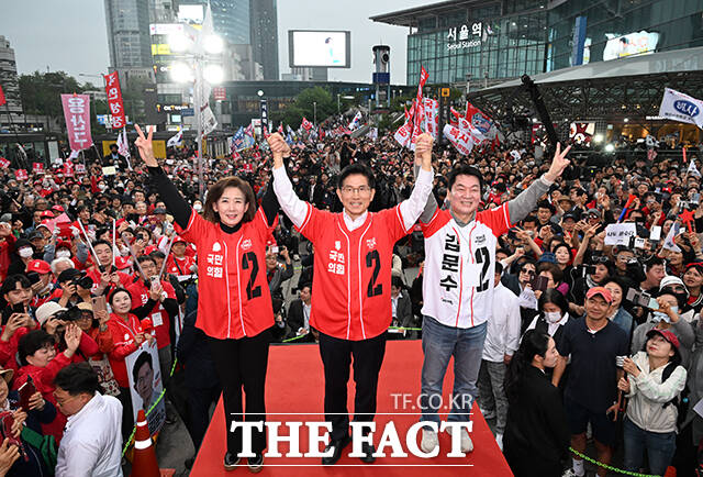 김문수 국민의힘 대선 후보가 19일 오후 서울역 광장에서 나경원, 안철수 공동선대위원장과 함께 지지자들의 환호에 손을 들어보이고 있다. /임영무 기자