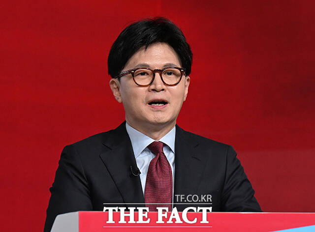 한동훈 국민의힘 전 대표는 19일 이재명 더불어민주당 대선 후보가 자신의 대표 정책인 지역화폐 발행 규모를 확대하겠다고 한 데 대해 가짜 경제관에서 벗어나지 않고 틀린 주장을 기어코 밀어붙이는 위험한 행태라고 비판했다. /국회사진취재단