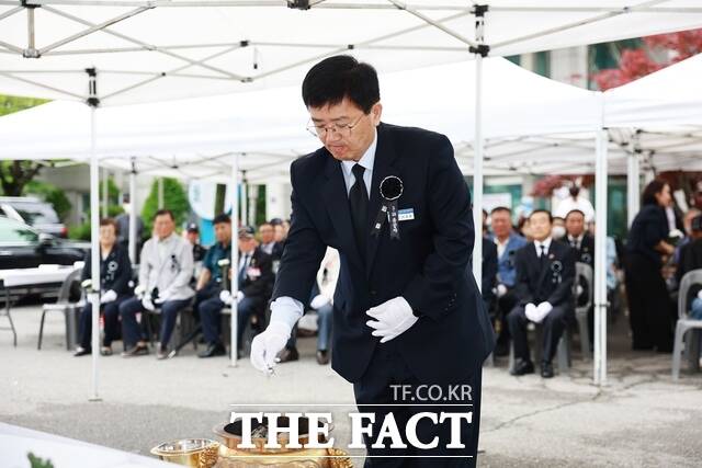 이호범 화순군 부군수가 5·18 민주화운동 45주년 기념식에 참석해 헌화하고 있다./화순군