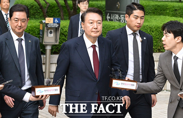 12·3 비상계엄 사태와 관련해 내란 우두머리 혐의 등으로 기소된 윤석열 전 대통령이 12일 서울 서초구 서울중앙지방법원에서 열린 3차 공판을 마친 뒤 법원을 나서고 있다. 2025.05.12 사진공동취재단