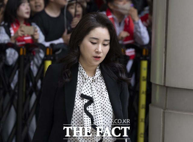 윤석열 전 대통령 탄핵심판 변호인단이자 윤어게인 신당 창당을 주도했던 김계리 변호사가 국민의힘에 입당해 논란이 되자 국민의힘은 김 변호사가 입당한 게 대통령 탈당의 의미를 퇴색시킨다고 생각하지 않는다고 선을 그었다. /사진공동취재단