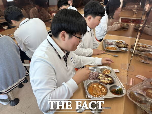 동명중학교 학생들이 급식을 먹고 있는 모습 /정예준 기자