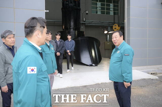 최민호 세종시장(오른쪽)이 19일 여름철 풍수해 자연재난에 선제적으로 대응하기 위해 고속도로 건설현장과 배수장 등을 점검하고 있다. /세종시