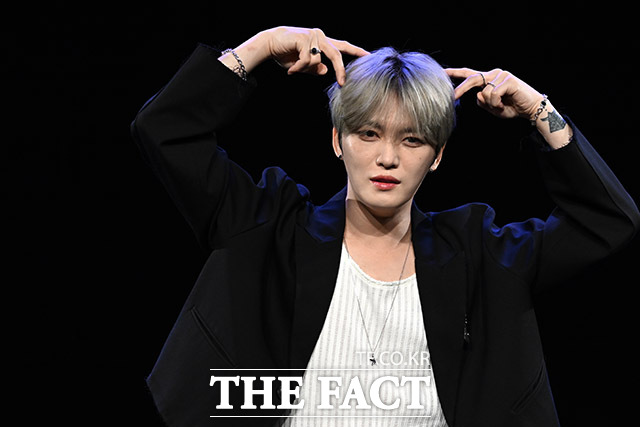 김재중 고양이 하트 포즈