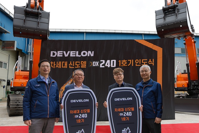 HD현대인프라코어는 19일 인천 본사에서 차세대 신모델 굴착기 디벨론 DX240의 1호기를 고객에게 전달했다고 밝혔다. (오른쪽 첫번째부터) 오승현 HD현대인프라코어 사장, 이용철 청림환경 대표, 황의병 하나종합중기 대표, 문재영 HD현대인프라코어 건설기계사업본부장. /HD현대인프라코어