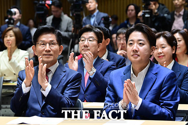 김문수 국민의힘 대선 후보와 이준석 개혁신당 대선 후보가 19일 오전 서울시청에서 열린 약자와 동행하는 서울 토론회에 참석하고 있다. /임영무 기자